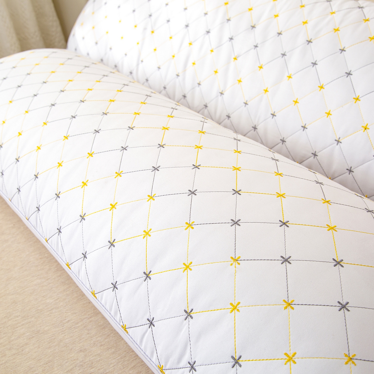 91家纺网 家纺一手货源 找家纺 （总）织布人 2025新款枕芯绗绣十字星双人枕头亲子枕酒店情侣家用护颈长枕芯