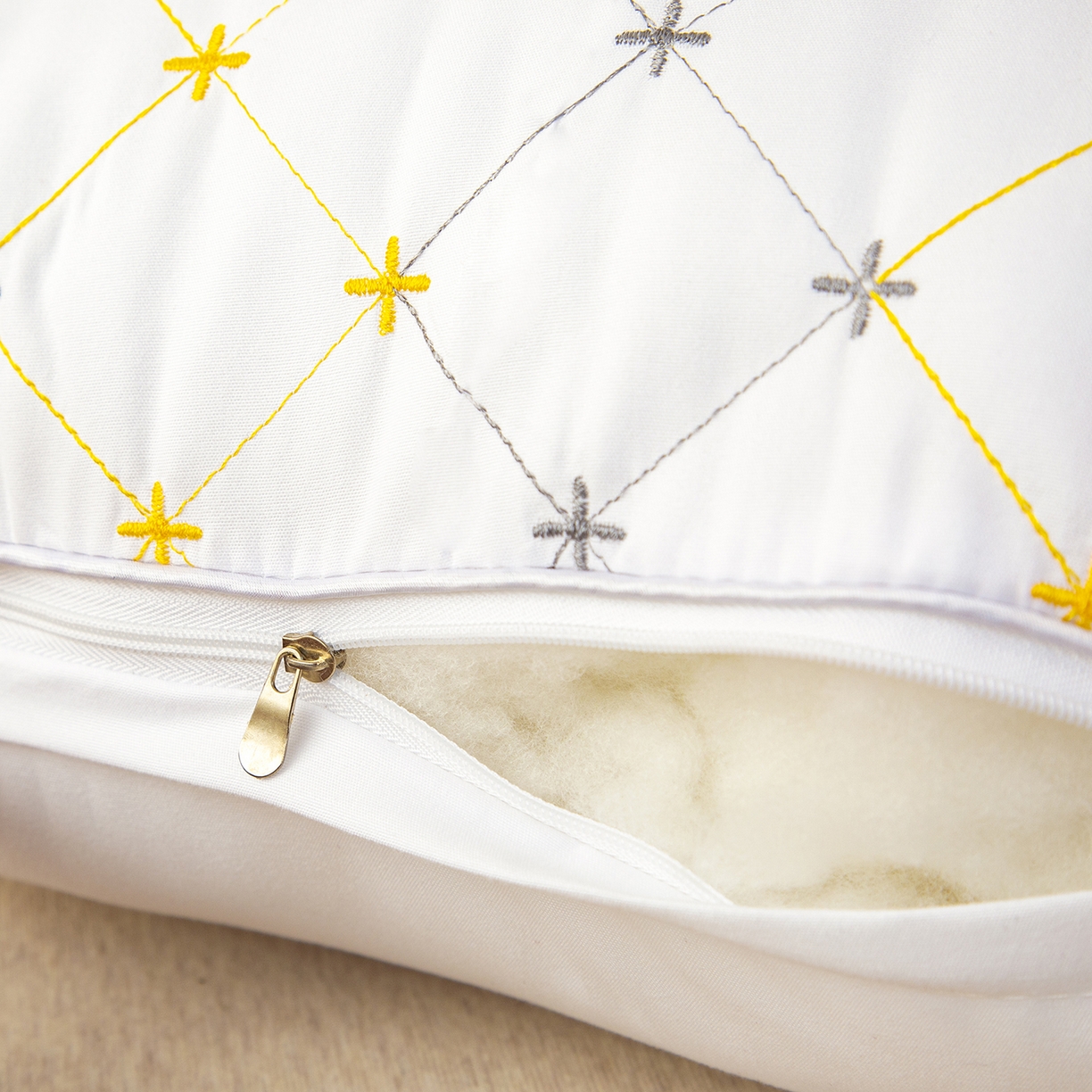 91家纺网 家纺一手货源 找家纺 （总）织布人 2025新款枕芯绗绣十字星双人枕头亲子枕酒店情侣家用护颈长枕芯