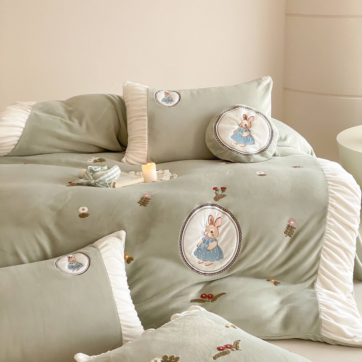 91家纺网 家纺一手货源 找家纺 （总）星野 2025新款高克重牛奶绒毛巾绣贴布绣四件套-彼得兔