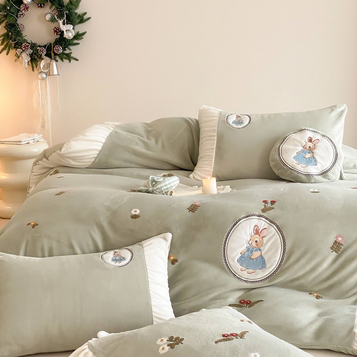 91家纺网 家纺一手货源 找家纺 （总）星野 2025新款高克重牛奶绒毛巾绣贴布绣四件套-彼得兔