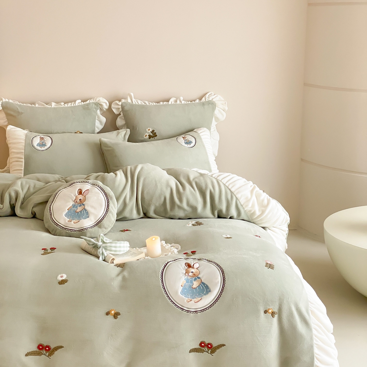 91家纺网 家纺一手货源 找家纺 （总）星野 2025新款高克重牛奶绒毛巾绣贴布绣四件套-彼得兔