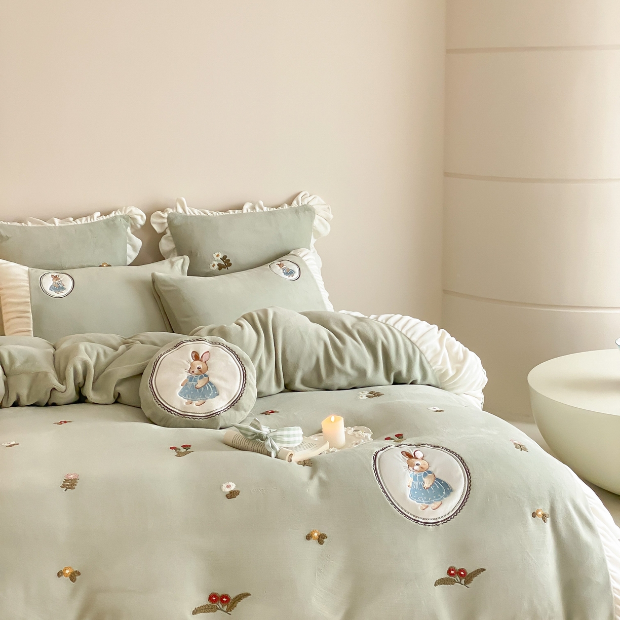 91家纺网 家纺一手货源 找家纺 （总）星野 2025新款高克重牛奶绒毛巾绣贴布绣四件套-彼得兔