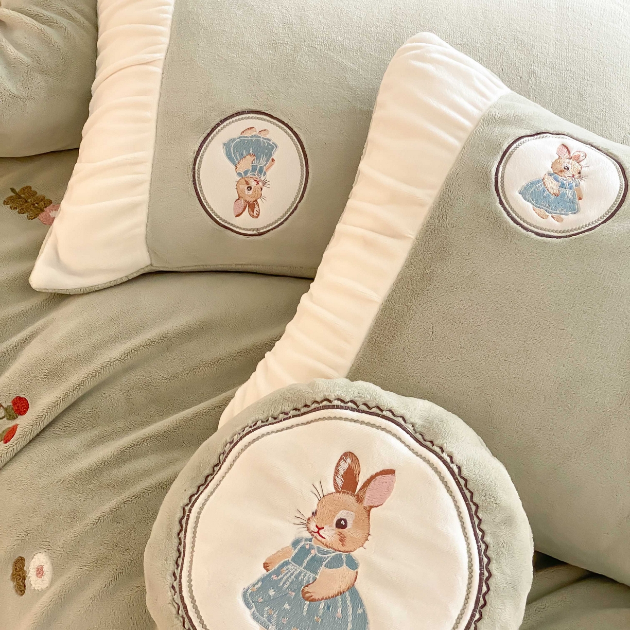 91家纺网 家纺一手货源 找家纺 （总）星野 2025新款高克重牛奶绒毛巾绣贴布绣四件套-彼得兔