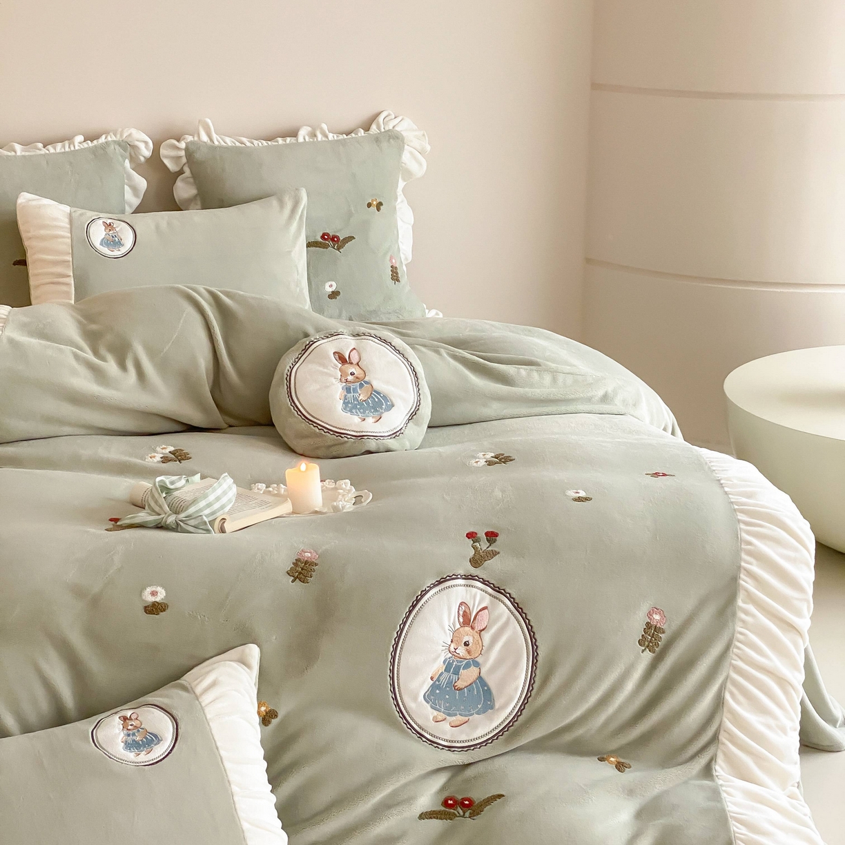 91家纺网 家纺一手货源 找家纺 （总）星野 2025新款高克重牛奶绒毛巾绣贴布绣四件套-彼得兔