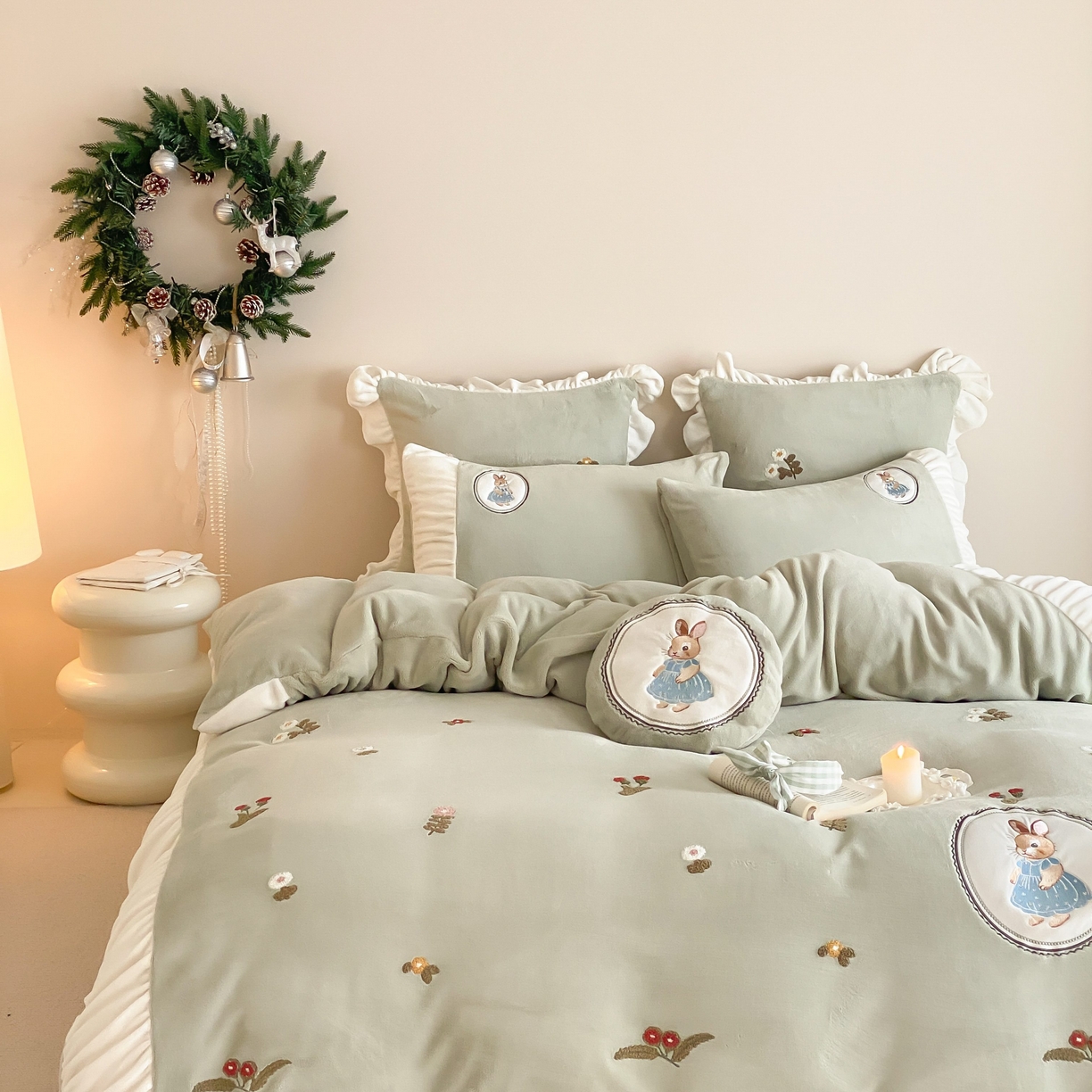 91家纺网 家纺一手货源 找家纺 （总）星野 2025新款高克重牛奶绒毛巾绣贴布绣四件套-彼得兔