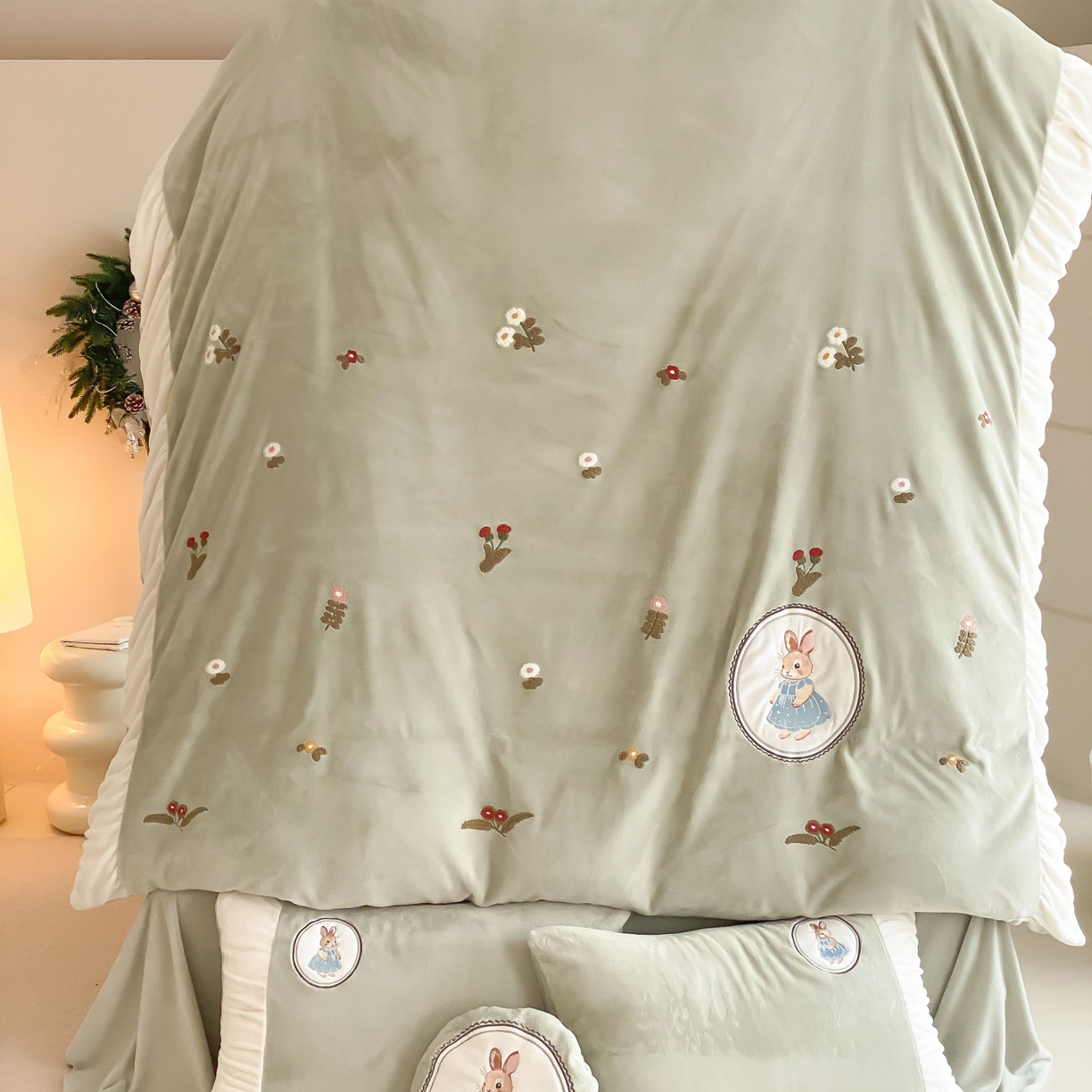 91家纺网 家纺一手货源 找家纺 （总）星野 2025新款高克重牛奶绒毛巾绣贴布绣四件套-彼得兔