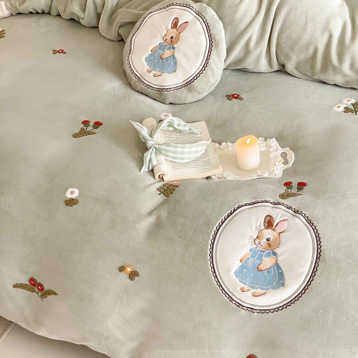 91家纺网 家纺一手货源 找家纺 （总）星野 2025新款高克重牛奶绒毛巾绣贴布绣四件套-彼得兔