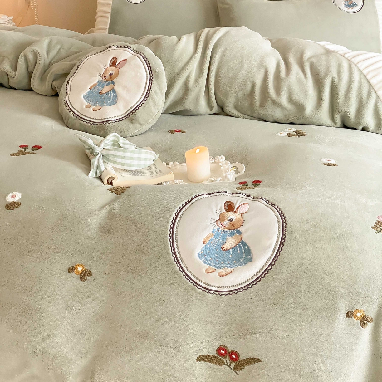 91家纺网 家纺一手货源 找家纺 （总）星野 2025新款高克重牛奶绒毛巾绣贴布绣四件套-彼得兔