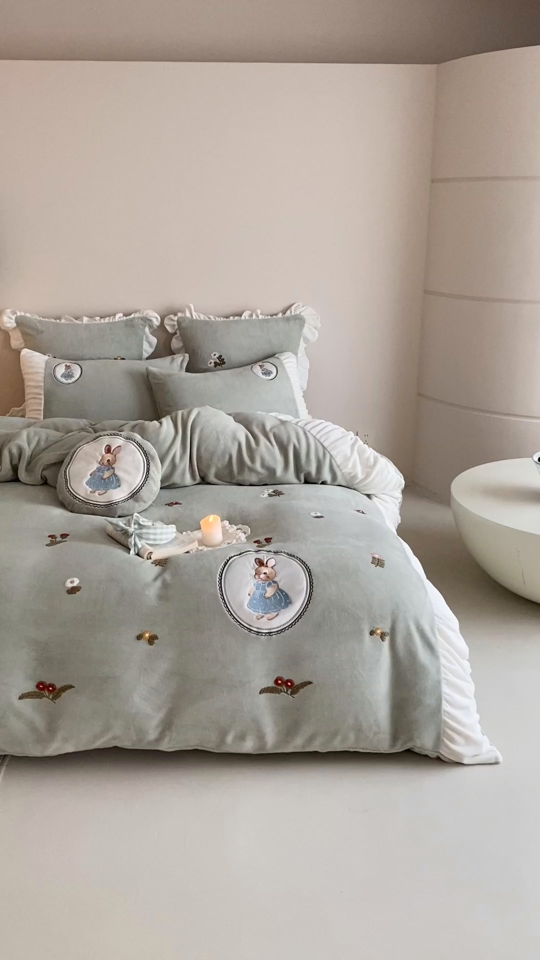 91家纺网 家纺一手货源 找家纺 （总）星野 2025新款高克重牛奶绒毛巾绣贴布绣四件套-彼得兔