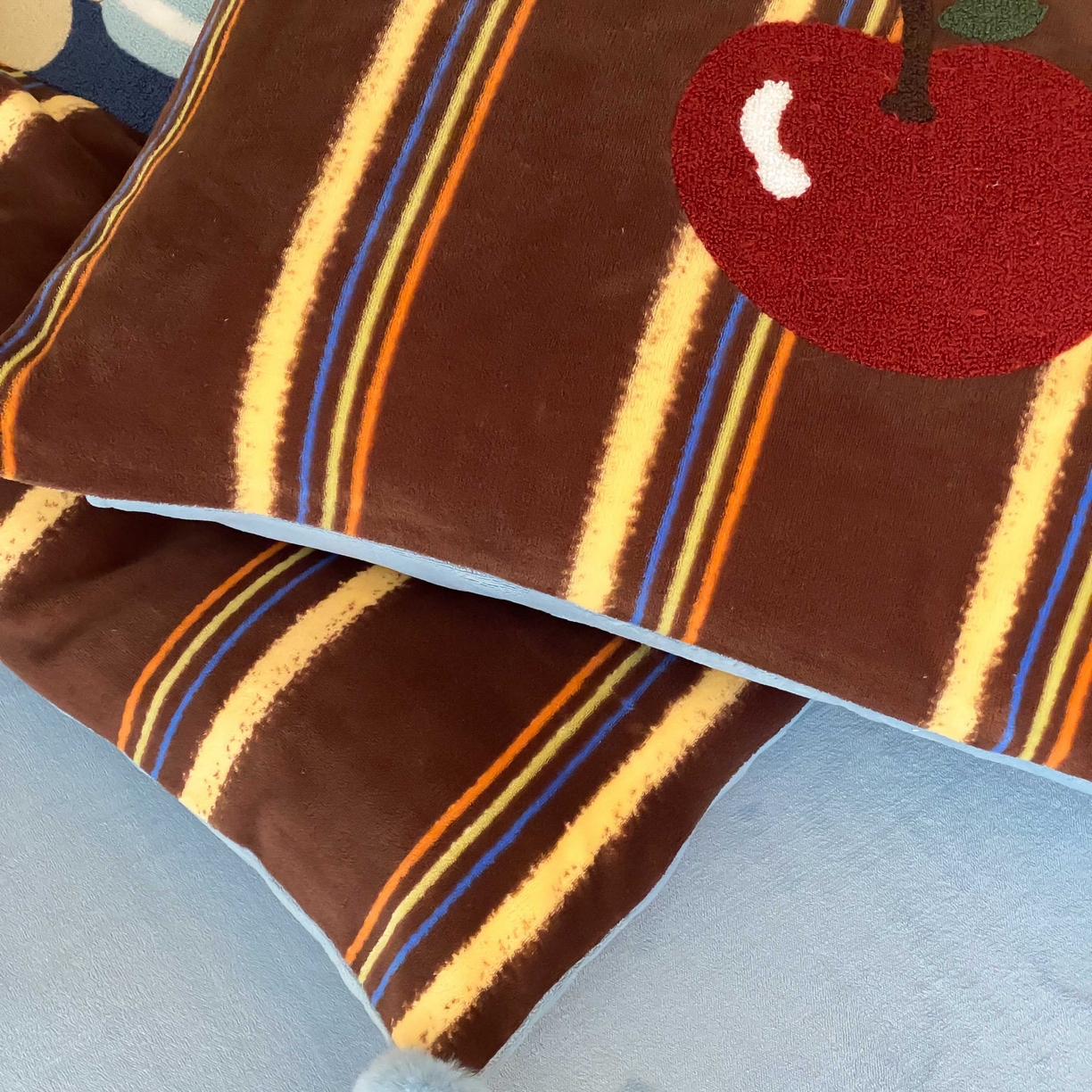 91家纺网 家纺一手货源 找家纺 （总）星野 2025新款高克重牛奶绒毛巾绣立体耳朵四件套-小豆包