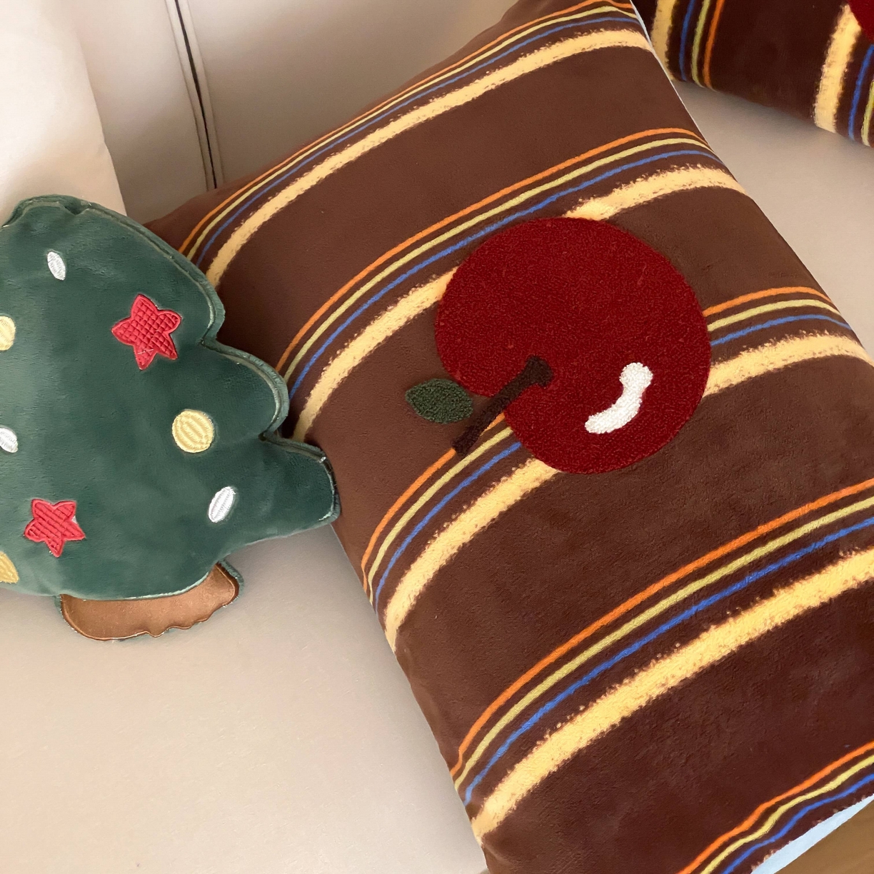 91家纺网 家纺一手货源 找家纺 （总）星野 2025新款高克重牛奶绒毛巾绣立体耳朵四件套-小豆包