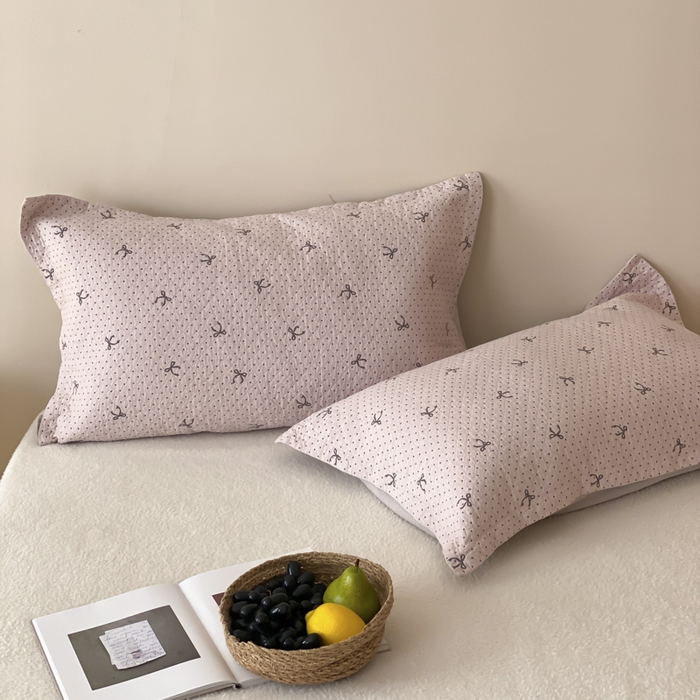 91家纺网 家纺一手货源 找家纺 麻依 2025新款安心棉枕套四层纱布枕套 点点蝴蝶结-粉