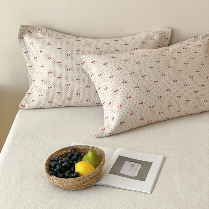 91家纺网 家纺一手货源 找家纺 麻依 2025新款安心棉枕套四层纱布枕套 樱桃红了