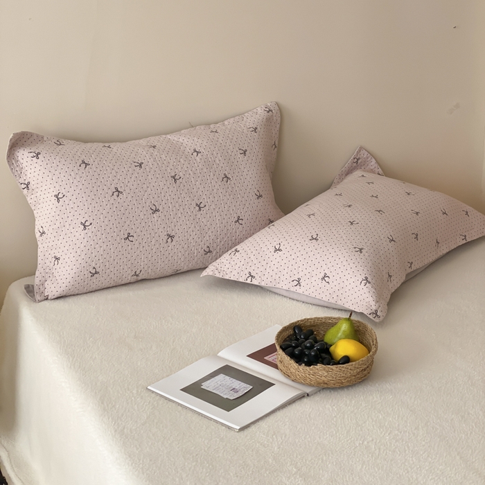 91家纺网 家纺一手货源 找家纺 麻依 2025新款安心棉枕套四层纱布枕套 点点蝴蝶结-粉