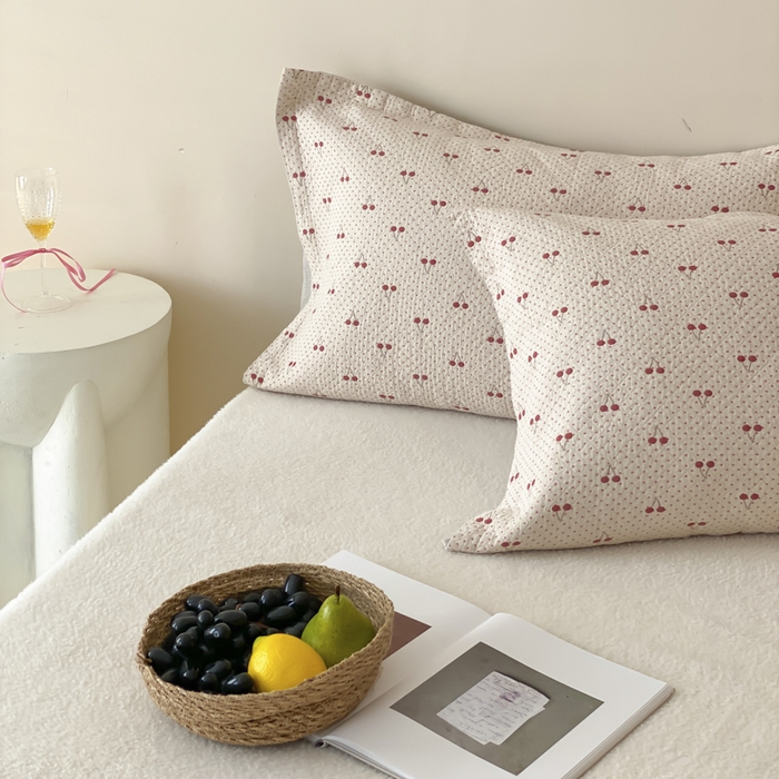 91家纺网 家纺一手货源 找家纺 麻依 2025新款安心棉枕套四层纱布枕套 樱桃红了