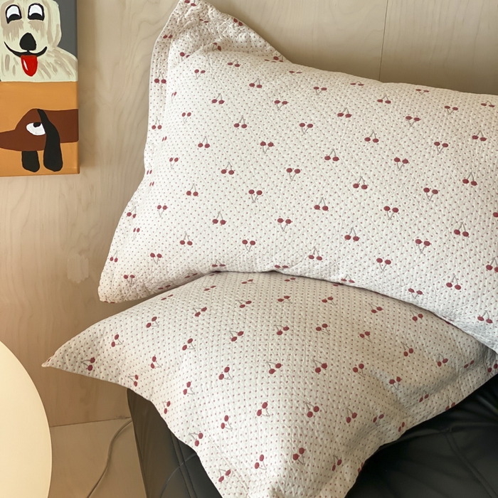 91家纺网 家纺一手货源 找家纺 麻依 2025新款安心棉枕套四层纱布枕套 樱桃红了
