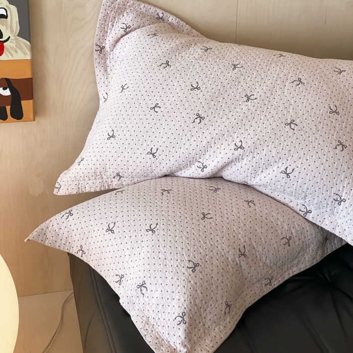 91家纺网 家纺一手货源 找家纺 麻依 2025新款安心棉枕套四层纱布枕套 点点蝴蝶结-粉