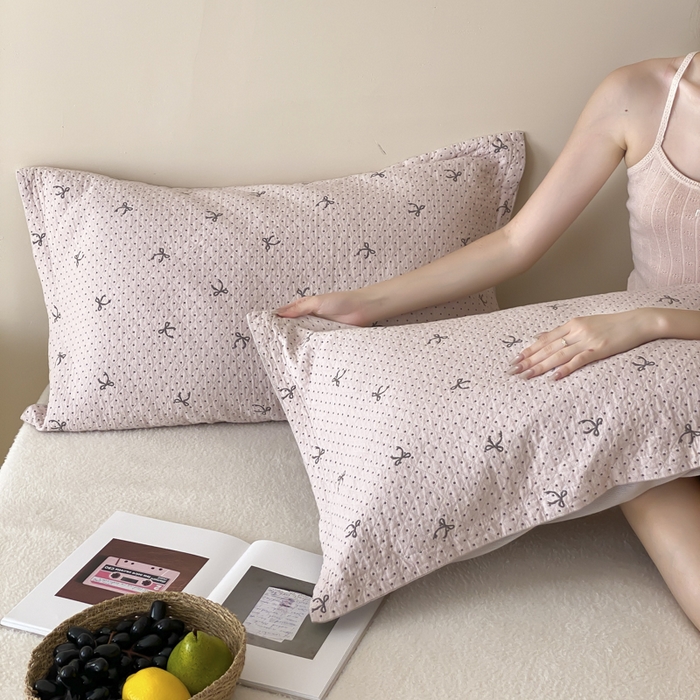 91家纺网 家纺一手货源 找家纺 麻依 2025新款安心棉枕套四层纱布枕套 点点蝴蝶结-粉