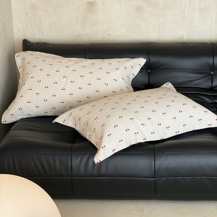 91家纺网 家纺一手货源 找家纺 麻依 2025新款安心棉枕套四层纱布枕套 樱桃红了