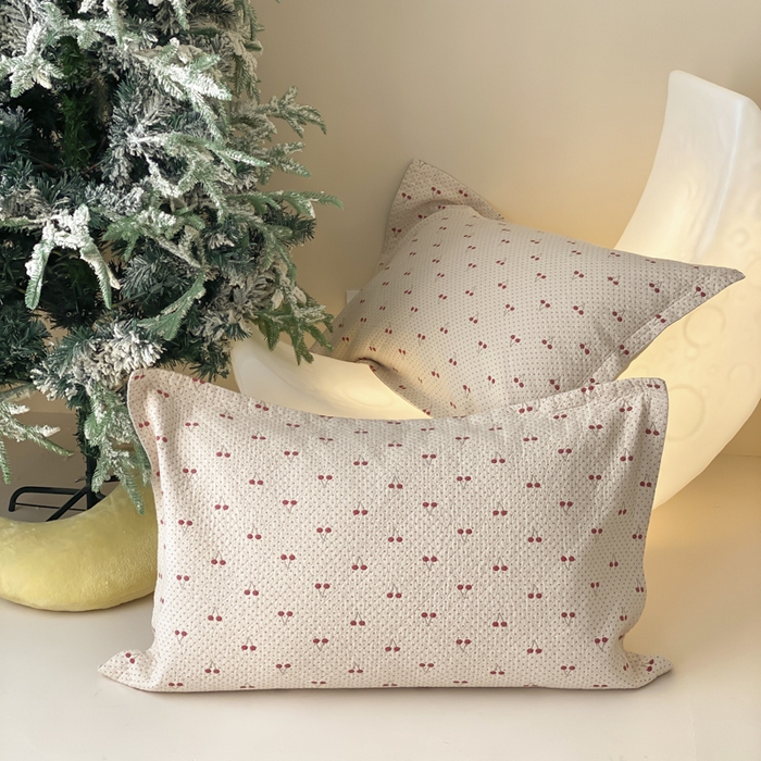 91家纺网 家纺一手货源 找家纺 麻依 2025新款安心棉枕套四层纱布枕套 樱桃红了