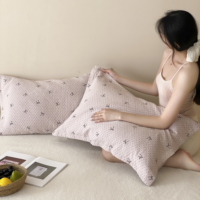 91家纺网 家纺一手货源 找家纺 麻依 2025新款安心棉枕套四层纱布枕套 点点蝴蝶结-粉