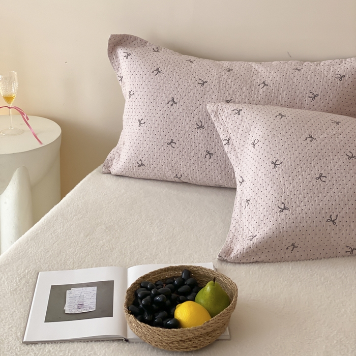 91家纺网 家纺一手货源 找家纺 麻依 2025新款安心棉枕套四层纱布枕套 点点蝴蝶结-粉