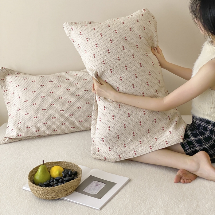 91家纺网 家纺一手货源 找家纺 麻依 2025新款安心棉枕套四层纱布枕套 樱桃红了