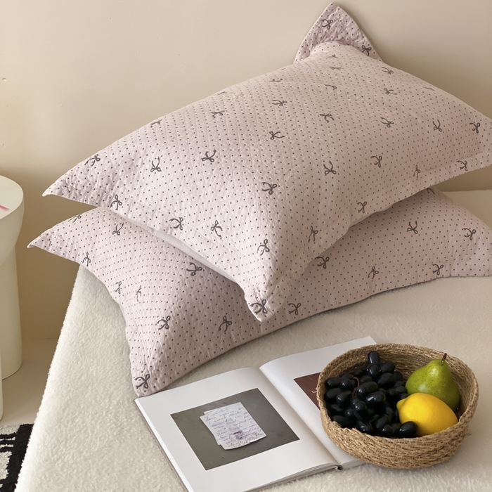 91家纺网 家纺一手货源 找家纺 麻依 2025新款安心棉枕套四层纱布枕套 点点蝴蝶结-粉