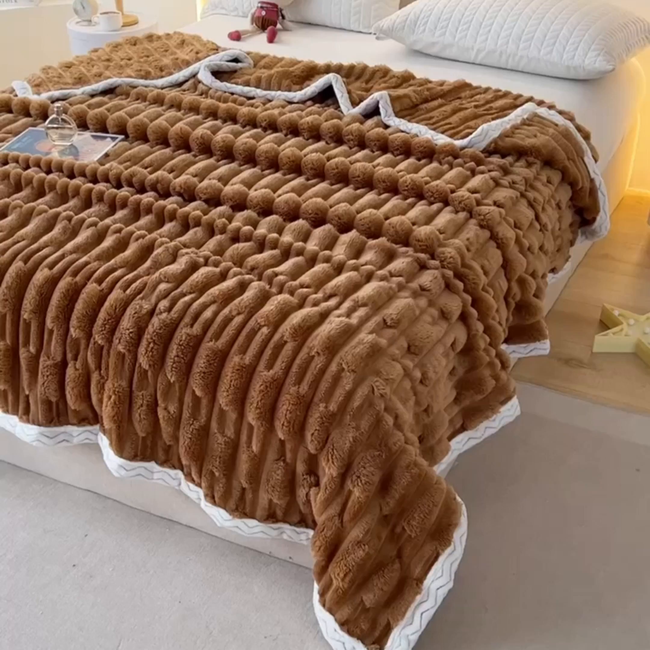 91家纺网 家纺一手货源 找家纺 yyds网供 2025新款超柔仿裘皮兔绒竹节绒毛毯高克重盖毯沙发毯冬季多功能绒毯子 竹节绒-摩咖棕
