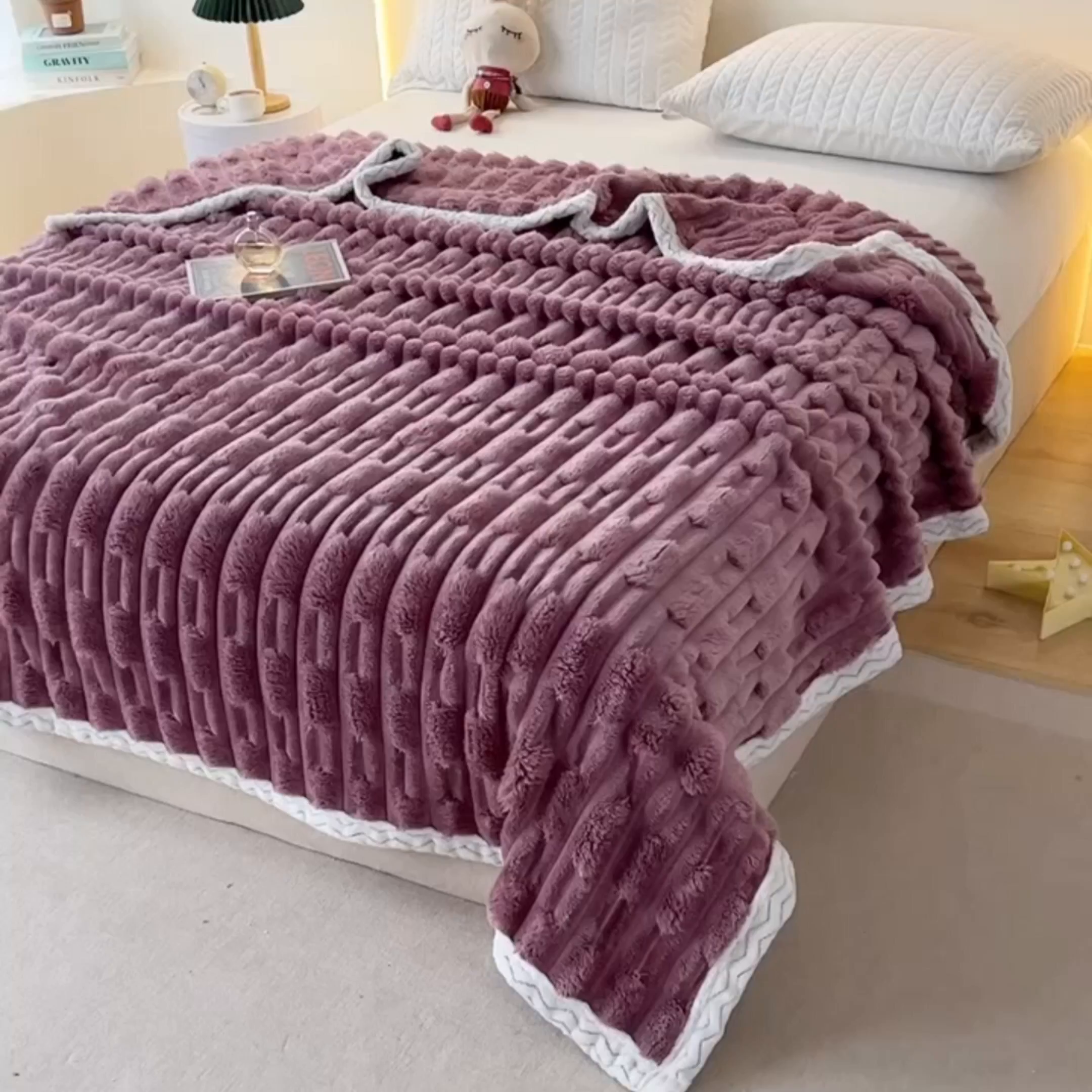 91家纺网 家纺一手货源 找家纺 yyds网供 2025新款超柔仿裘皮兔绒竹节绒毛毯高克重盖毯沙发毯冬季多功能绒毯子 竹节绒-梦幻紫