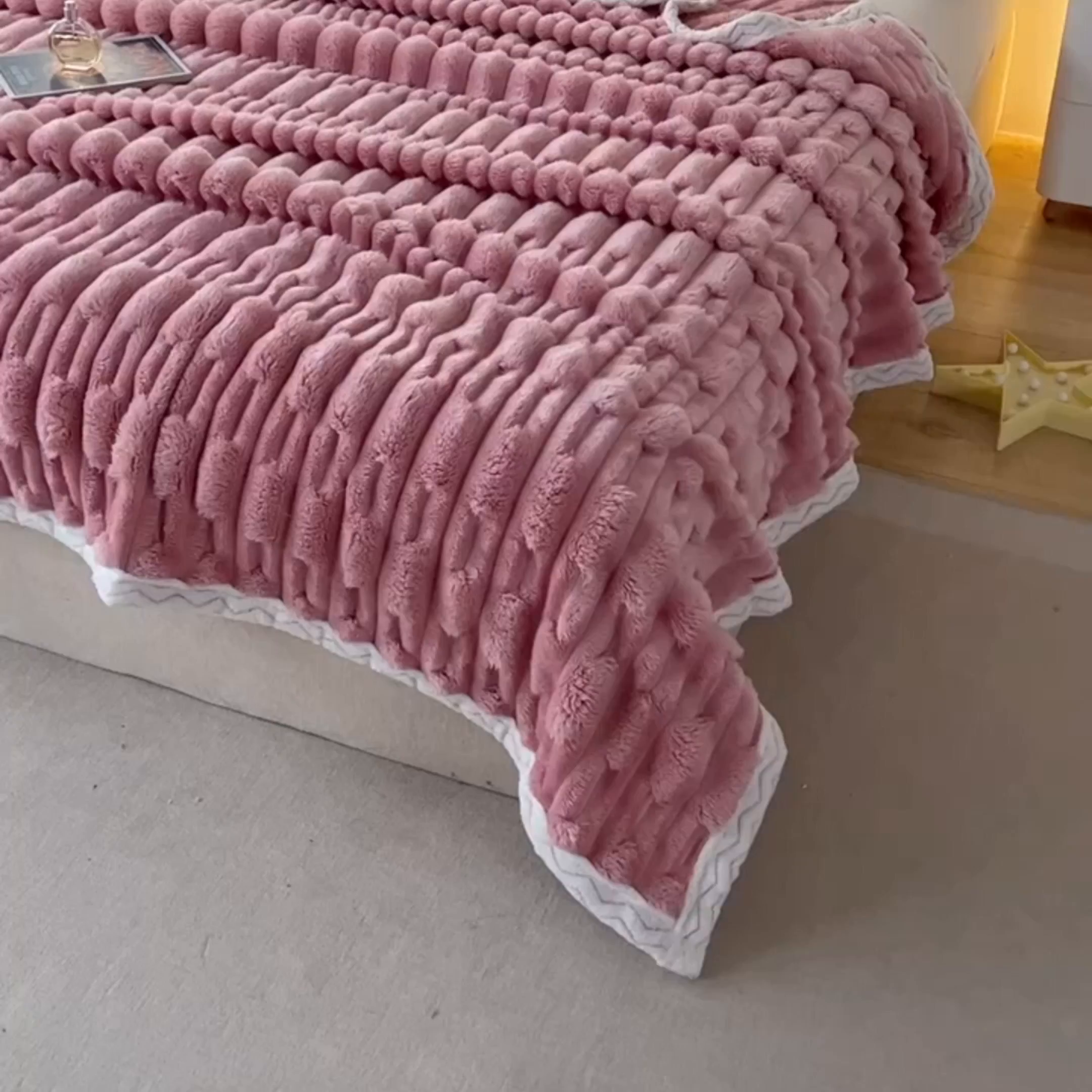 91家纺网 家纺一手货源 找家纺 yyds网供 2025新款超柔仿裘皮兔绒竹节绒毛毯高克重盖毯沙发毯冬季多功能绒毯子 竹节绒-豆沙粉