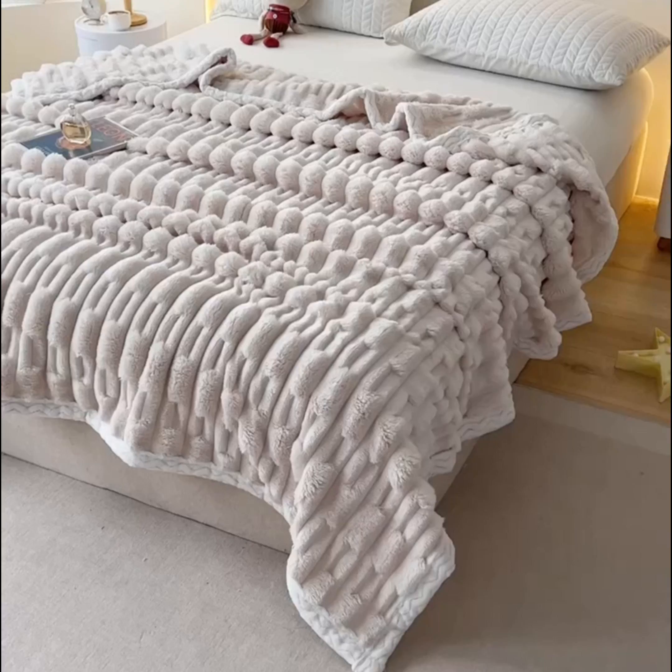 91家纺网 家纺一手货源 找家纺 yyds网供 2025新款超柔仿裘皮兔绒竹节绒毛毯高克重盖毯沙发毯冬季多功能绒毯子 竹节绒-月光白