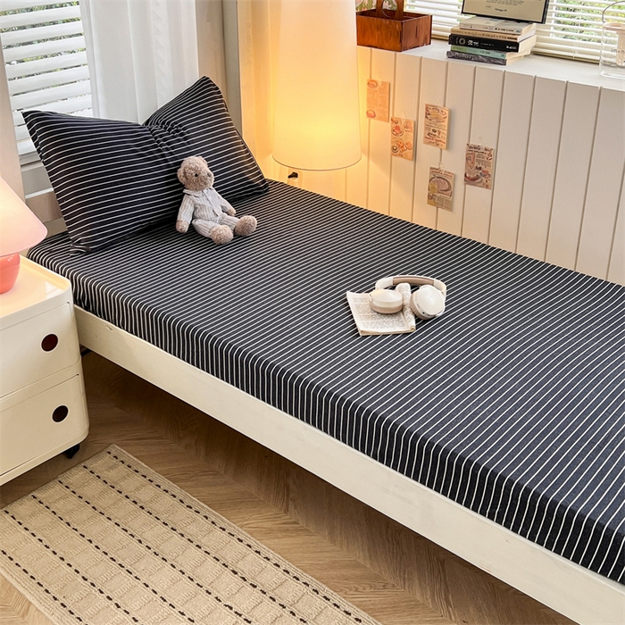 91家纺网 家纺一手货源 找家纺 曼璐家纺 2025新款105克加厚水洗棉纯色格子无印风学生床笠外贸直播爆款 黑白条