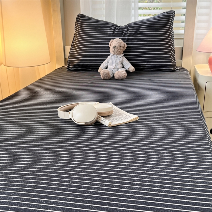 91家纺网 家纺一手货源 找家纺 曼璐家纺 2025新款105克加厚水洗棉纯色格子无印风学生床笠外贸直播爆款 黑白条