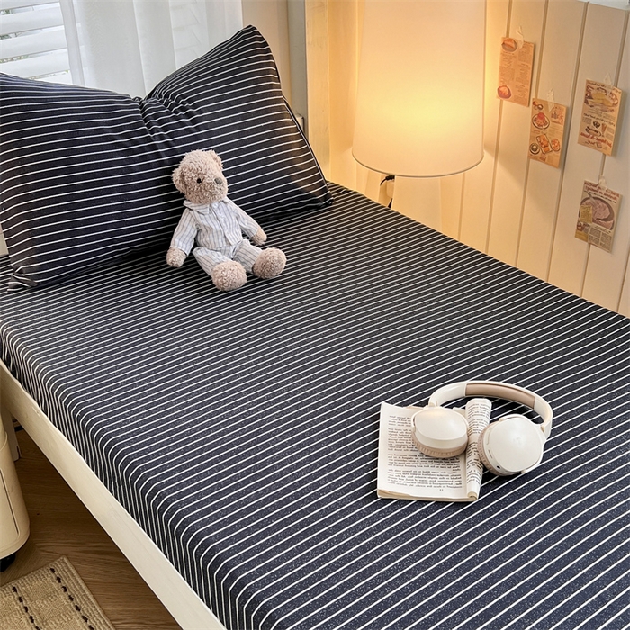 91家纺网 家纺一手货源 找家纺 曼璐家纺 2025新款105克加厚水洗棉纯色格子无印风学生床笠外贸直播爆款 黑白条