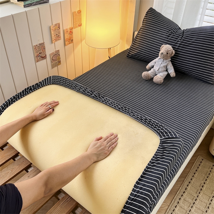 91家纺网 家纺一手货源 找家纺 曼璐家纺 2025新款105克加厚水洗棉纯色格子无印风学生床笠外贸直播爆款 黑白条