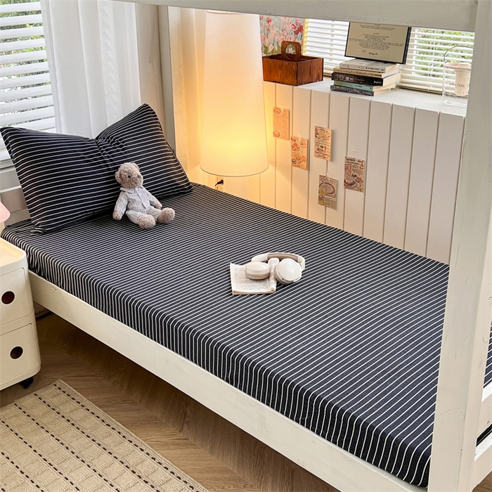 91家纺网 家纺一手货源 找家纺 曼璐家纺 2025新款105克加厚水洗棉纯色格子无印风学生床笠外贸直播爆款 黑白条