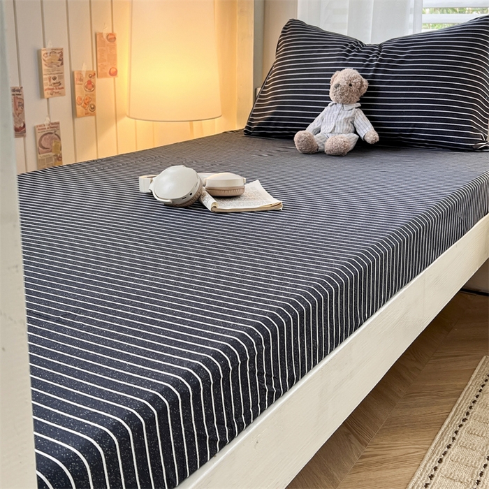 91家纺网 家纺一手货源 找家纺 曼璐家纺 2025新款105克加厚水洗棉纯色格子无印风学生床笠外贸直播爆款 黑白条