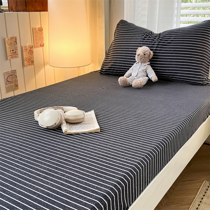 91家纺网 家纺一手货源 找家纺 曼璐家纺 2025新款105克加厚水洗棉纯色格子无印风学生床笠外贸直播爆款 黑白条