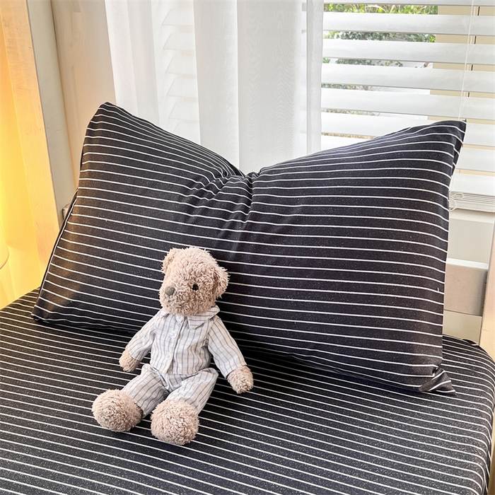 91家纺网 家纺一手货源 找家纺 曼璐家纺 2025新款105克加厚水洗棉纯色格子无印风学生床笠外贸直播爆款 黑白条