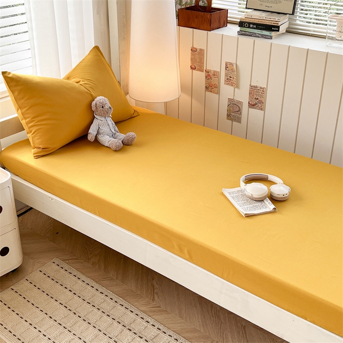 91家纺网 家纺一手货源 找家纺 曼璐家纺 2025新款105克加厚水洗棉纯色格子无印风学生床笠外贸直播爆款 姜黄