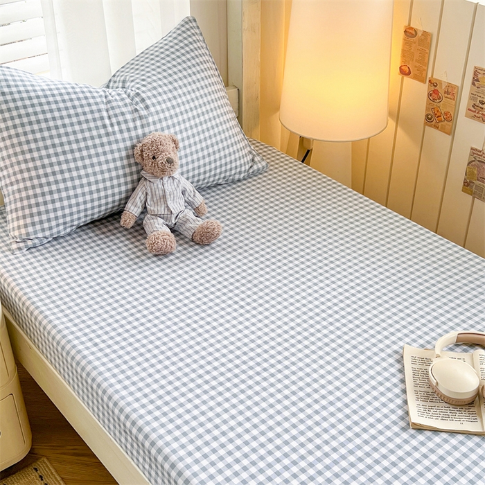 91家纺网 家纺一手货源 找家纺 曼璐家纺 2025新款105克加厚水洗棉纯色格子无印风学生床笠外贸直播爆款 蓝小格