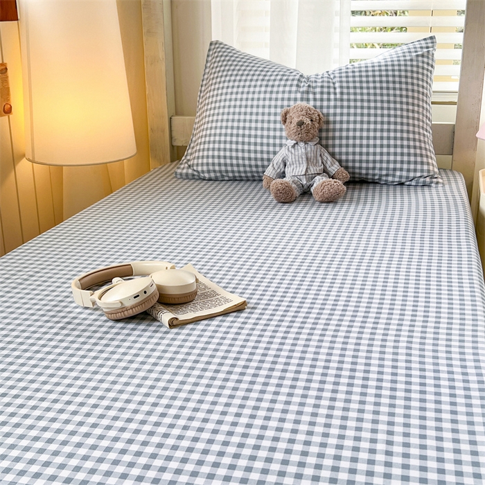 91家纺网 家纺一手货源 找家纺 曼璐家纺 2025新款105克加厚水洗棉纯色格子无印风学生床笠外贸直播爆款 蓝小格