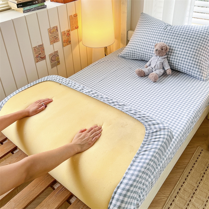 91家纺网 家纺一手货源 找家纺 曼璐家纺 2025新款105克加厚水洗棉纯色格子无印风学生床笠外贸直播爆款 蓝小格