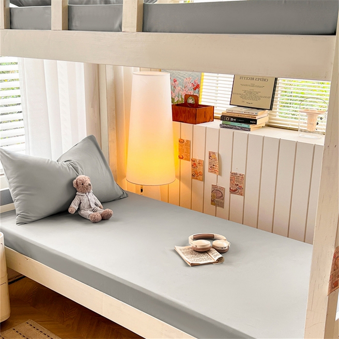 91家纺网 家纺一手货源 找家纺 曼璐家纺 2025新款105克加厚水洗棉纯色格子无印风学生床笠外贸直播爆款 浅灰