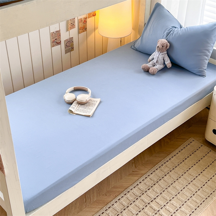 91家纺网 家纺一手货源 找家纺 曼璐家纺 2025新款105克加厚水洗棉纯色格子无印风学生床笠外贸直播爆款 雾蓝