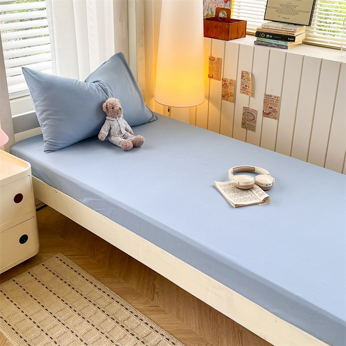 91家纺网 家纺一手货源 找家纺 曼璐家纺 2025新款105克加厚水洗棉纯色格子无印风学生床笠外贸直播爆款 雾蓝