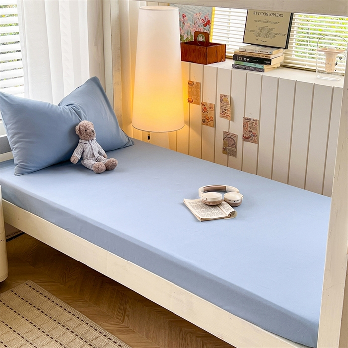 91家纺网 家纺一手货源 找家纺 曼璐家纺 2025新款105克加厚水洗棉纯色格子无印风学生床笠外贸直播爆款 雾蓝