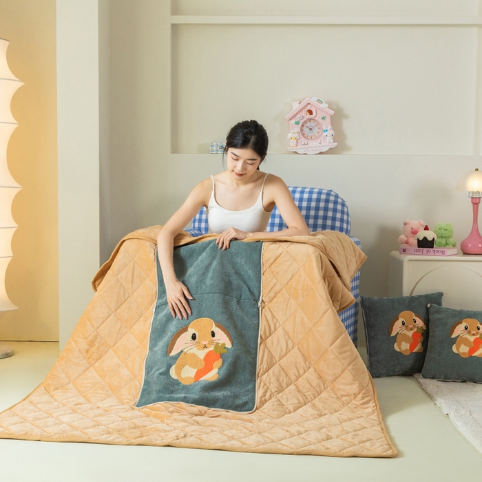 91家纺网 家纺一手货源 找家纺 （总）新奇异 2025新款卡通毛巾绣抱枕被-冬季加厚水晶绒款可爱狗+萝卜兔系列