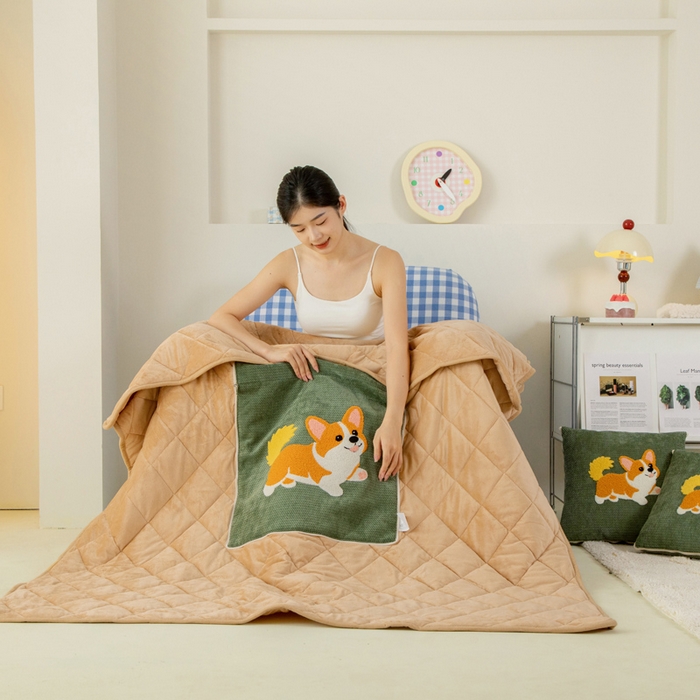 91家纺网 家纺一手货源 找家纺 新奇异 2025新款卡通毛巾绣抱枕被-冬季加厚水晶绒款可爱狗+萝卜兔系列 可爱狗-绿色加绒加厚